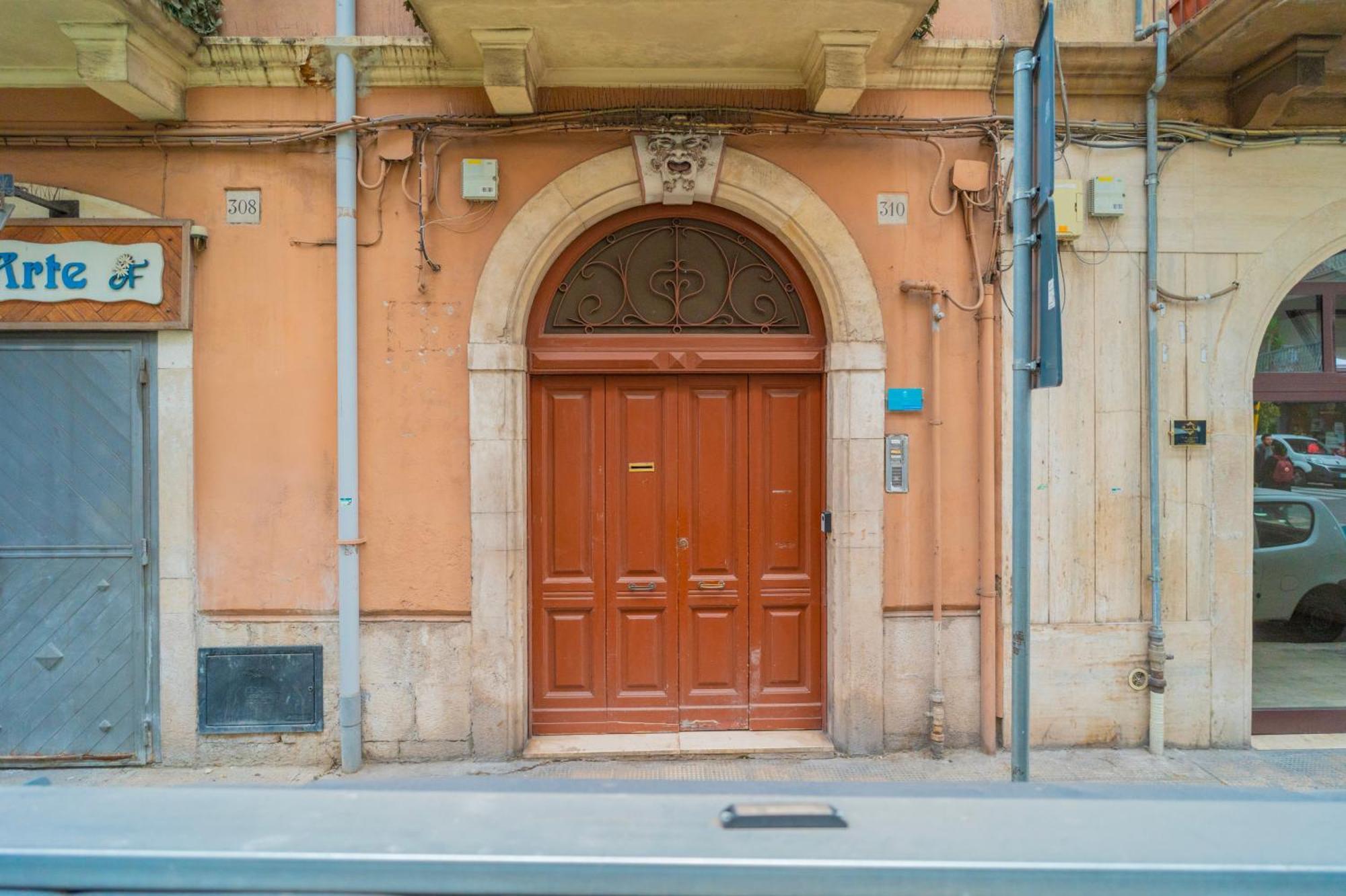 Dimora Dante 310 Apartment Bari Bagian luar foto