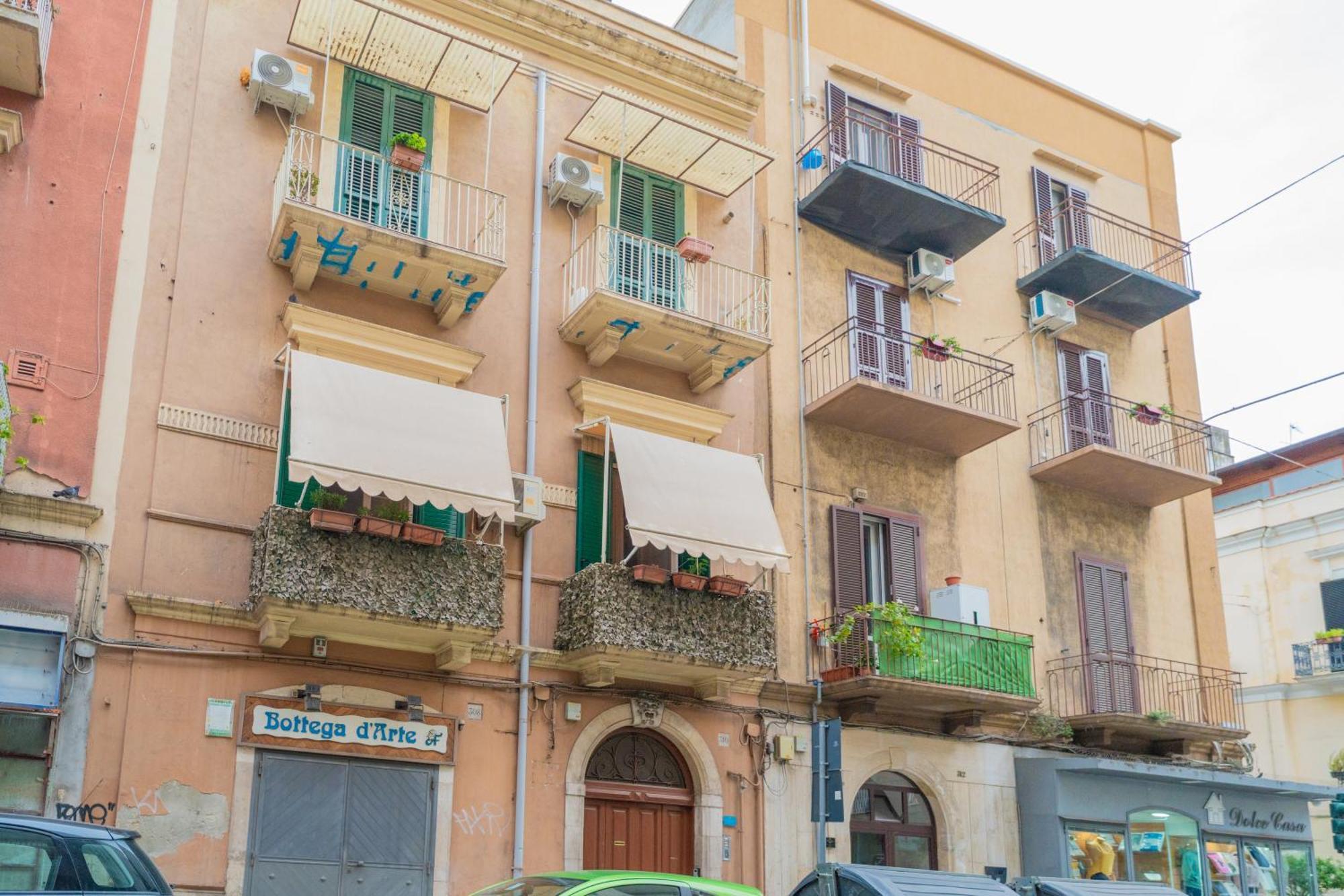 Dimora Dante 310 Apartment Bari Bagian luar foto